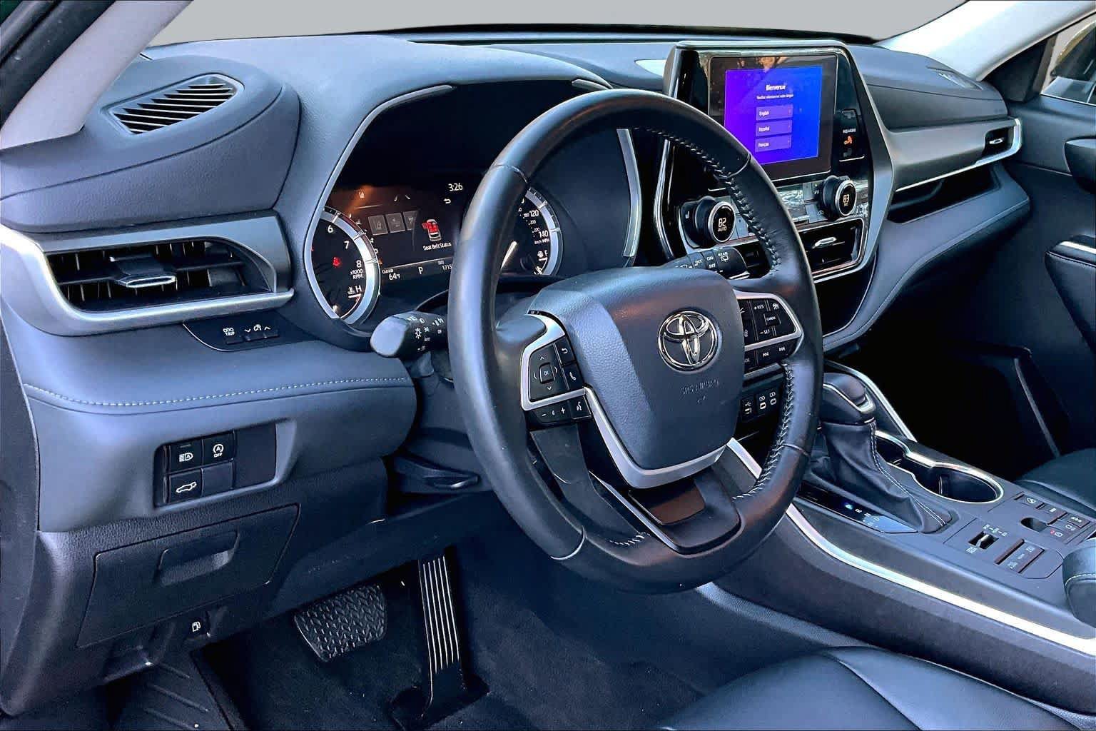 Used 2023 Toyota Highlander XLE AWD/4WD image 17