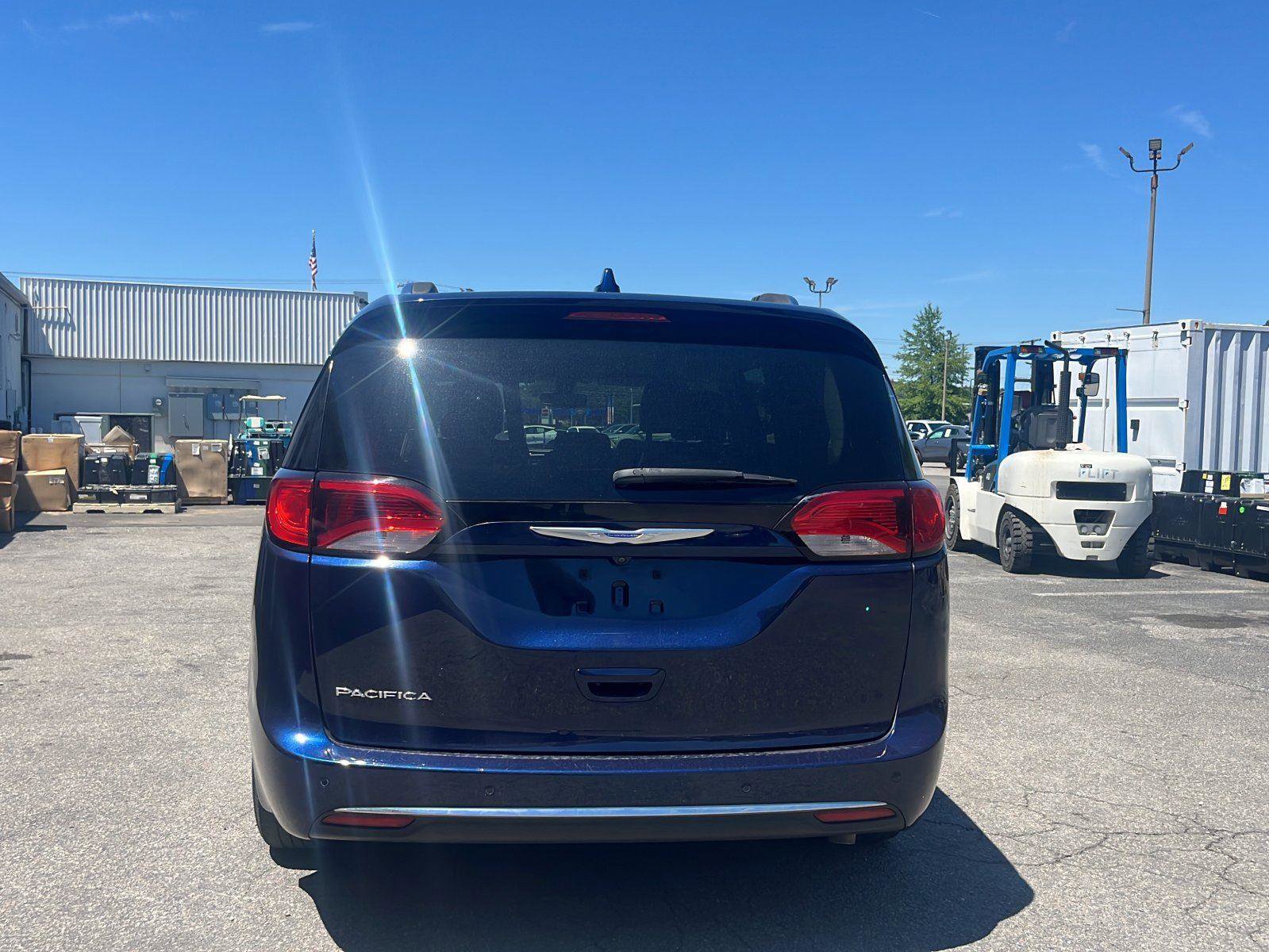 Used 2018 Chrysler Pacifica Touring-L FWD image 4