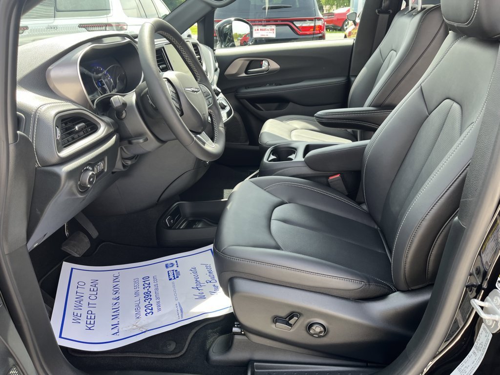 Used 2025 Chrysler Pacifica Select image 10