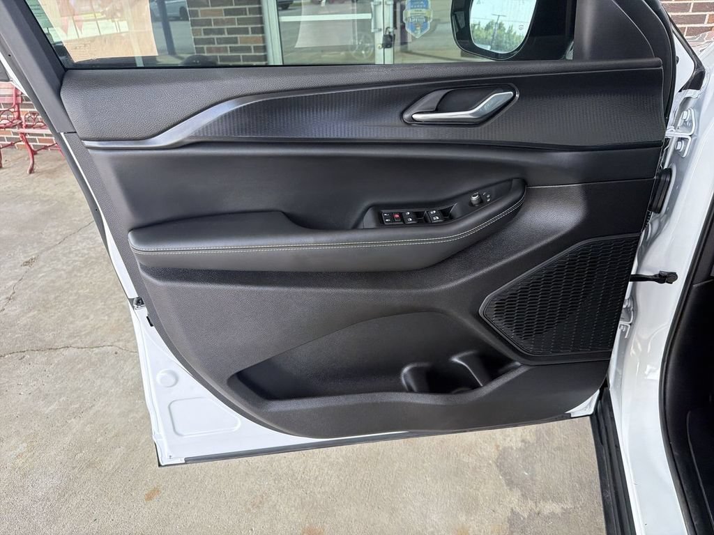Used 2025 Jeep Grand Cherokee Altitude AWD/4WD image 23