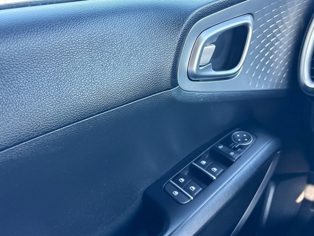 Used 2023 Kia Soul LX image 17