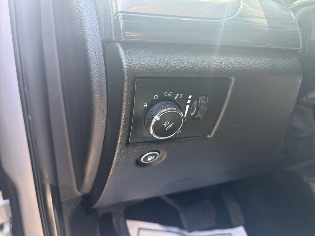 Used 2019 Jeep Grand Cherokee Altitude RWD image 17