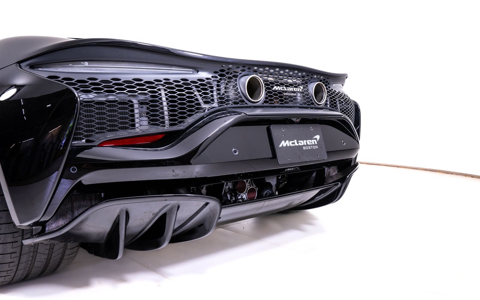 Used 2024 McLaren Artura RWD image 12