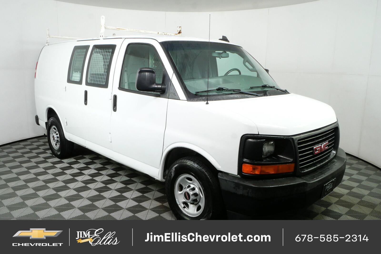 Used 2017 GMC Savana 2500 RWD image 1