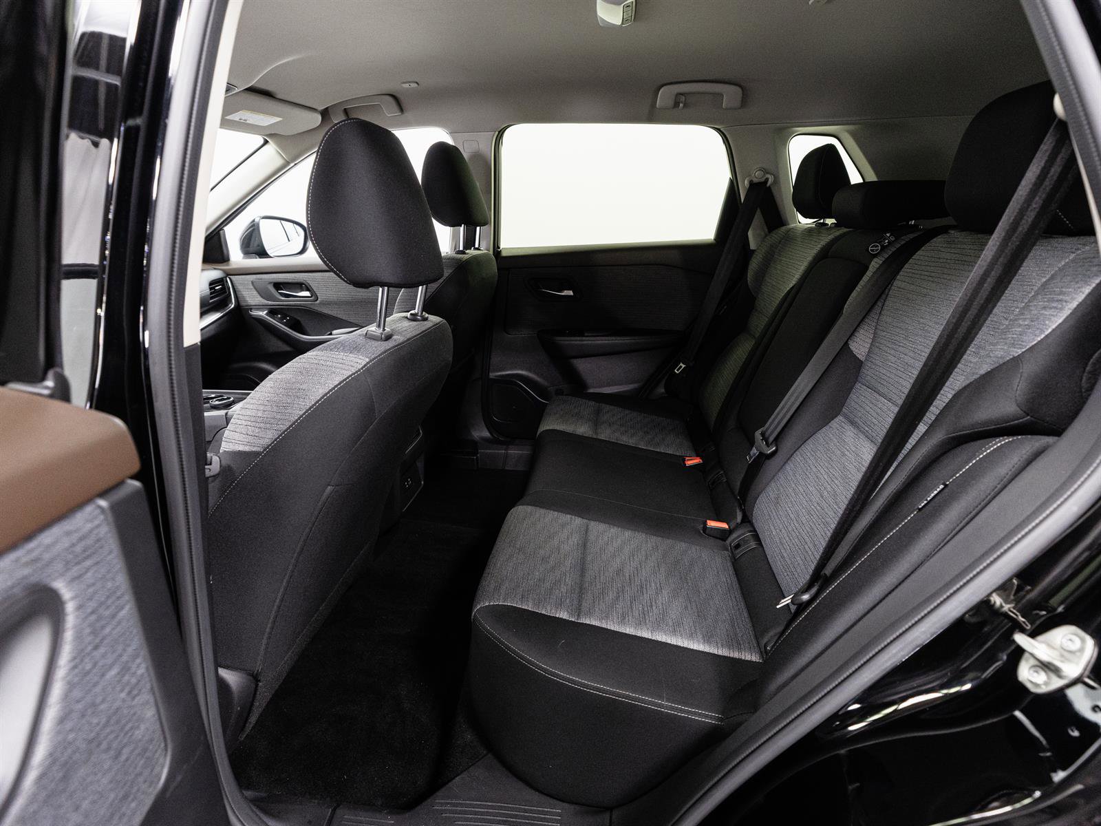 Used 2023 Nissan Rogue SV image 5