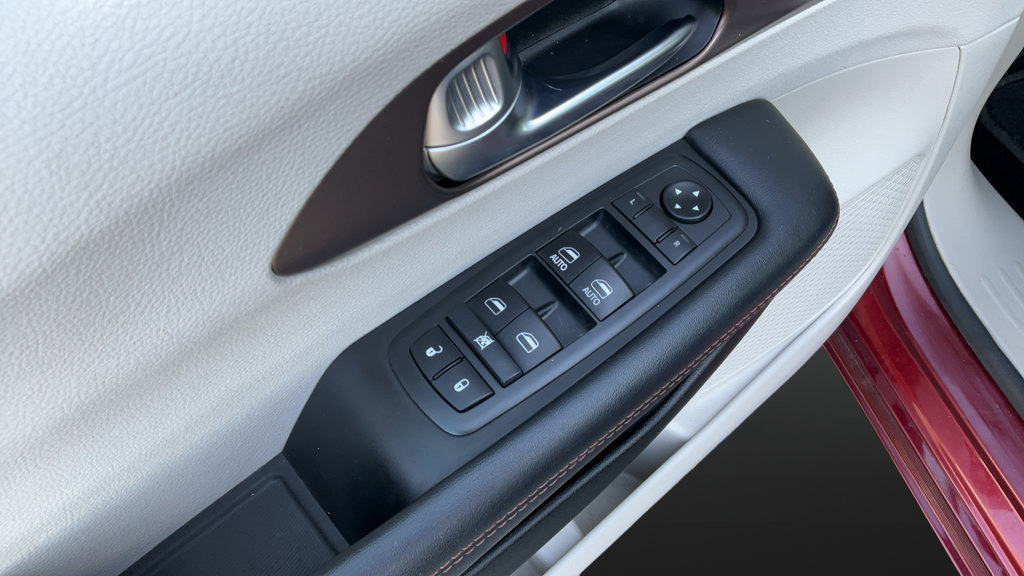 Used 2019 Chrysler Pacifica Touring Plus w/ Cold Weather Group FWD image 30