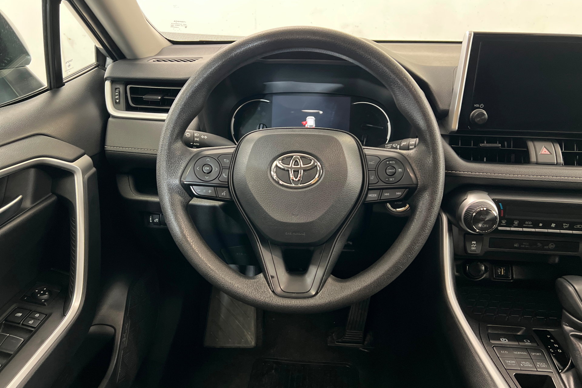 Used 2025 Toyota RAV4 XLE AWD/4WD image 13