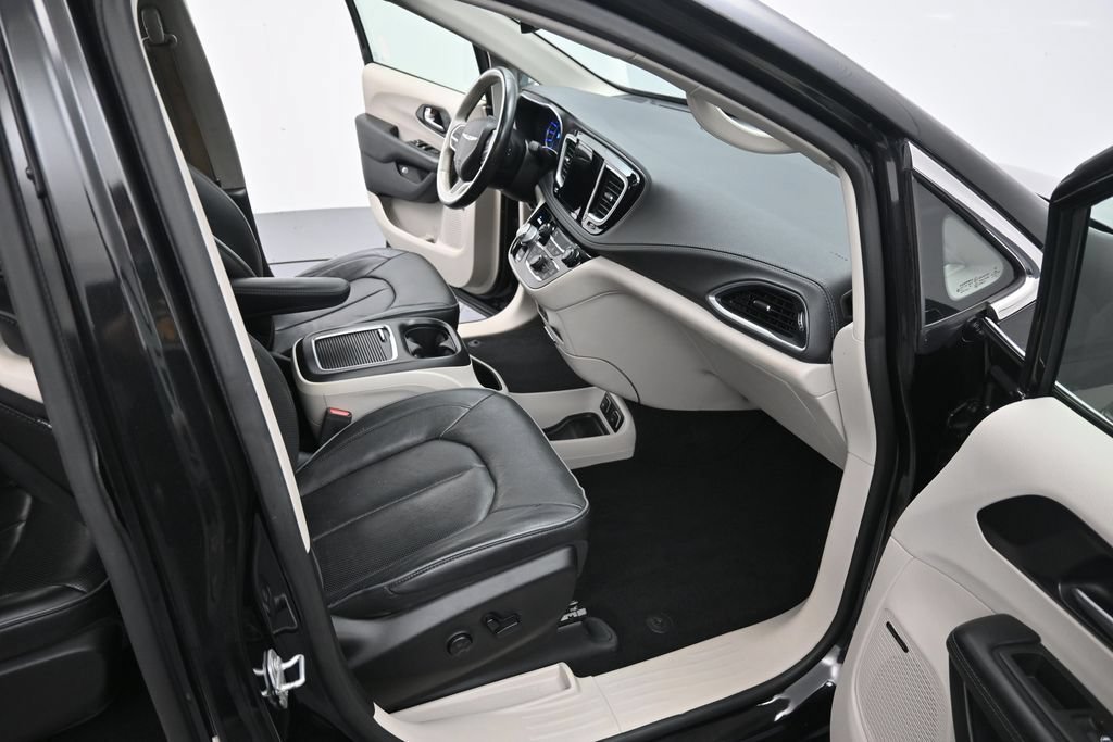 Used 2020 Chrysler Pacifica Limited FWD image 34
