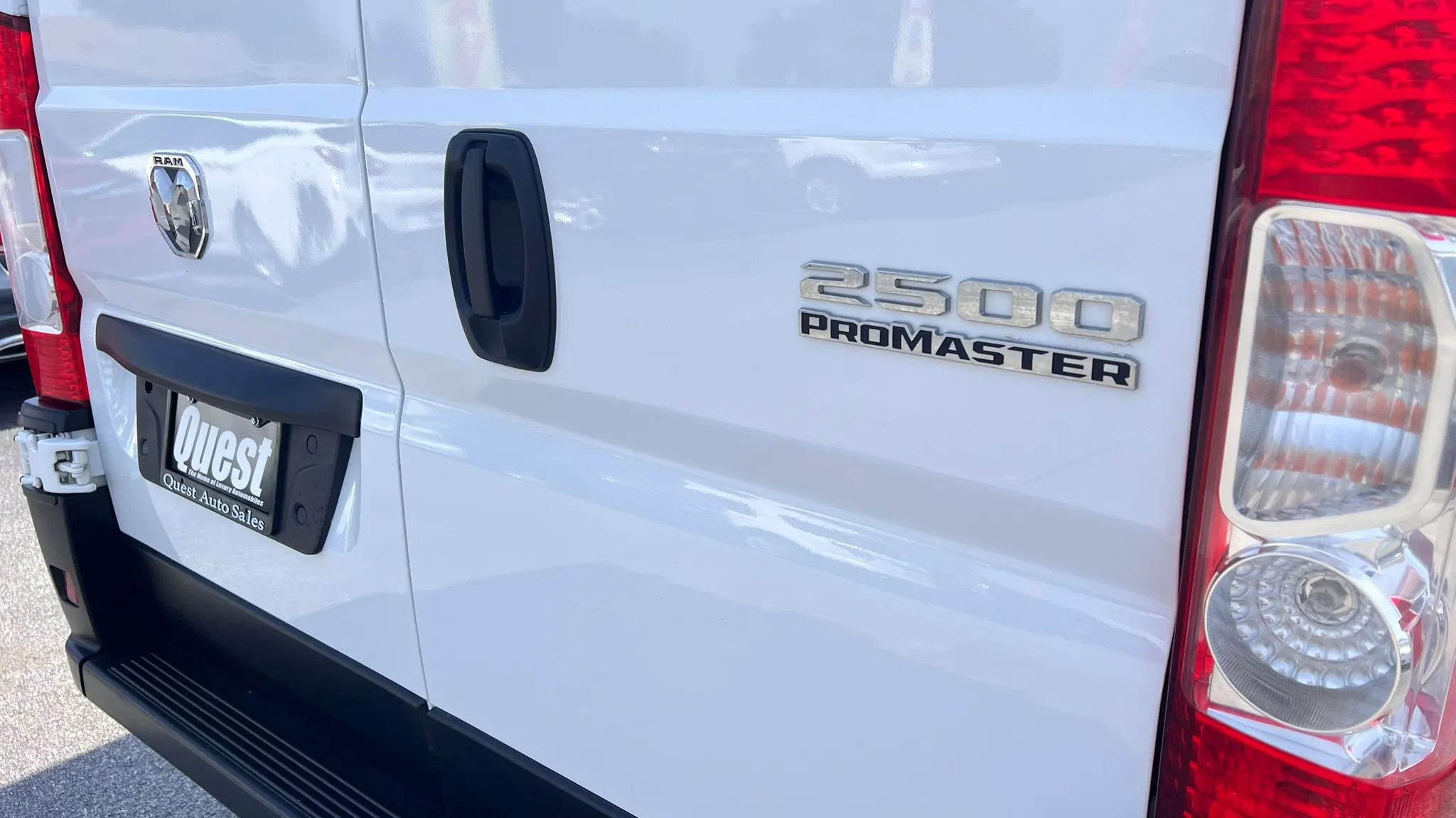 Used 2025 RAM ProMaster 2500 w/ Convenience Group FWD image 4