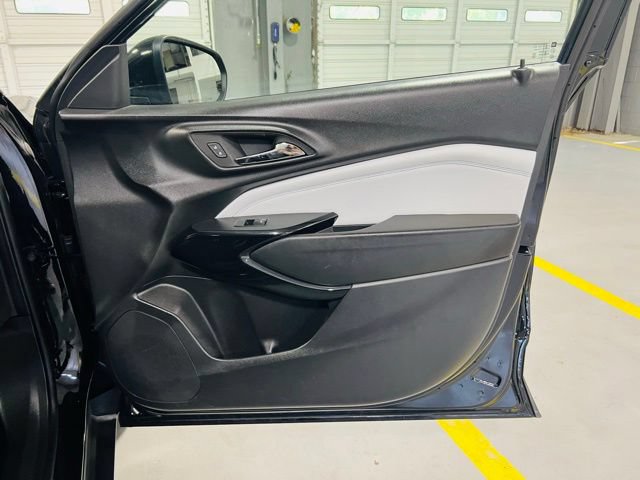 Used 2025 Chevrolet Trax LT w/ LT Convenience Package FWD image 32