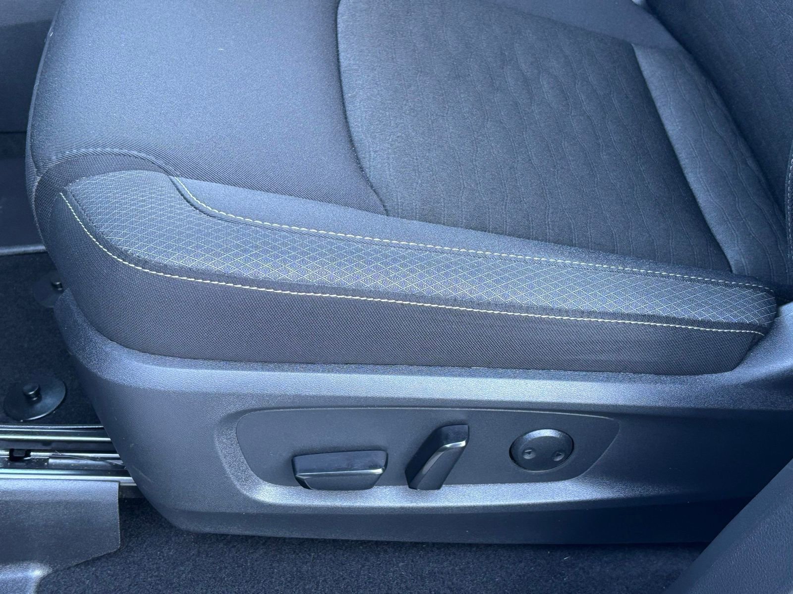 Used 2024 Nissan Pathfinder SV image 15