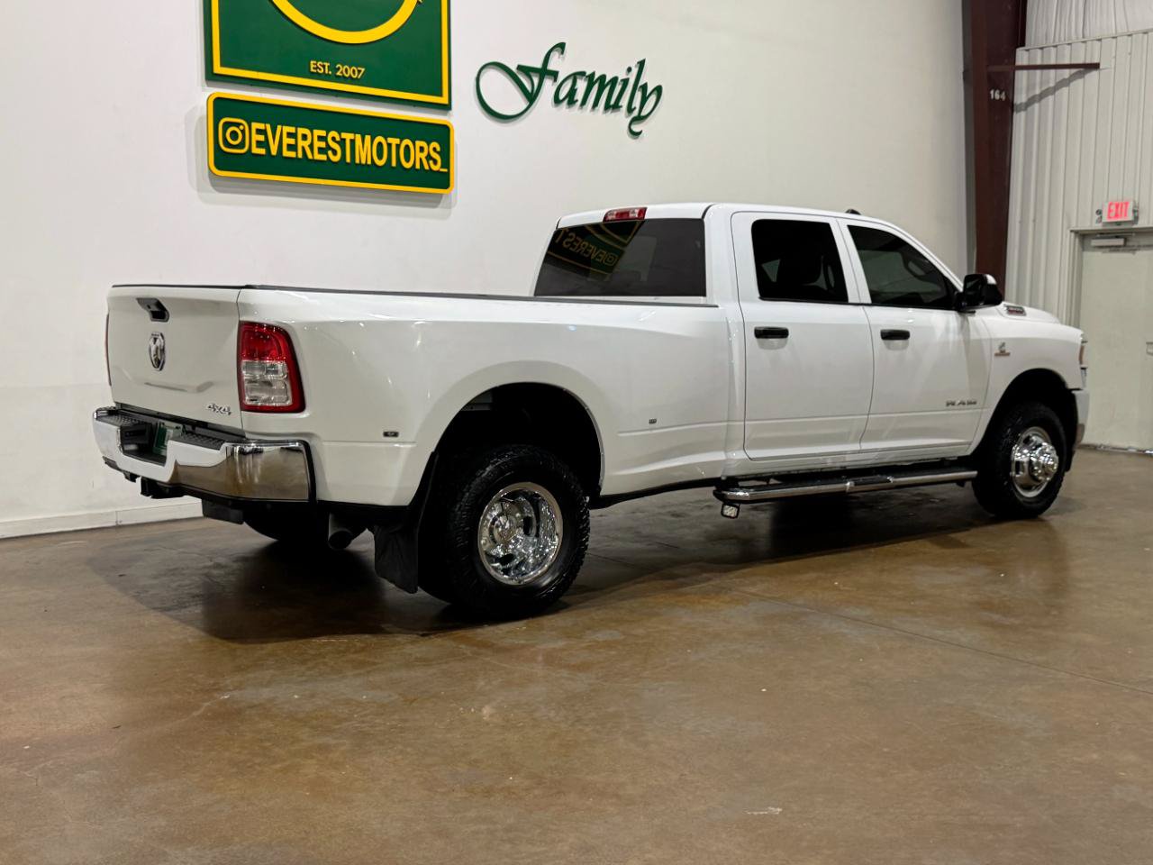 Used 2022 RAM 3500 Tradesman w/ Chrome Appearance Group AWD/4WD image 8