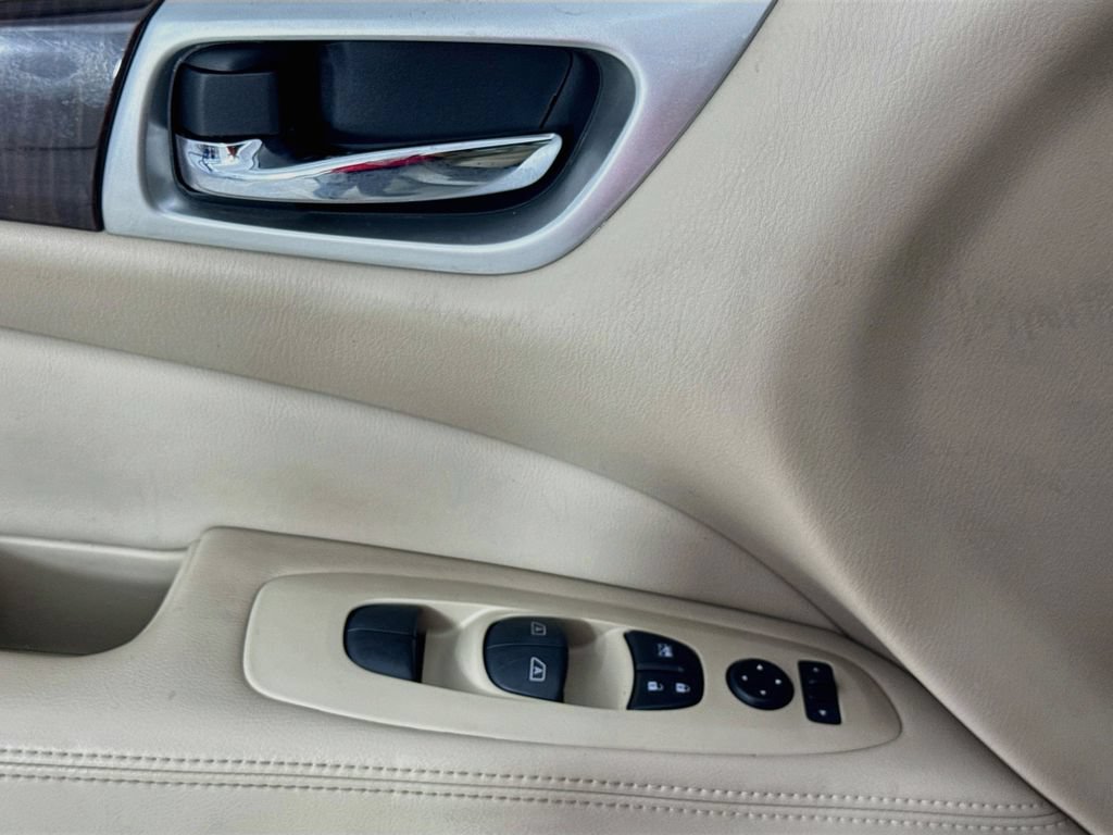 Used 2016 Nissan Pathfinder Platinum w/ Family Entertainment Package FWD image 23