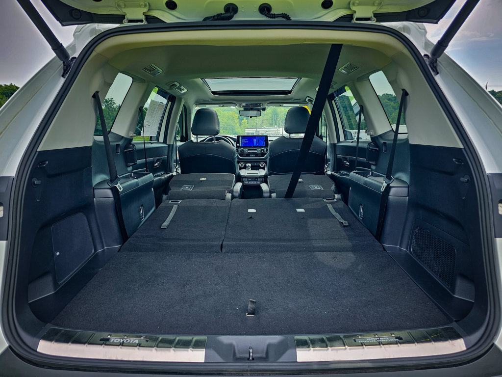 Used 2025 Toyota Grand Highlander AWD image 39