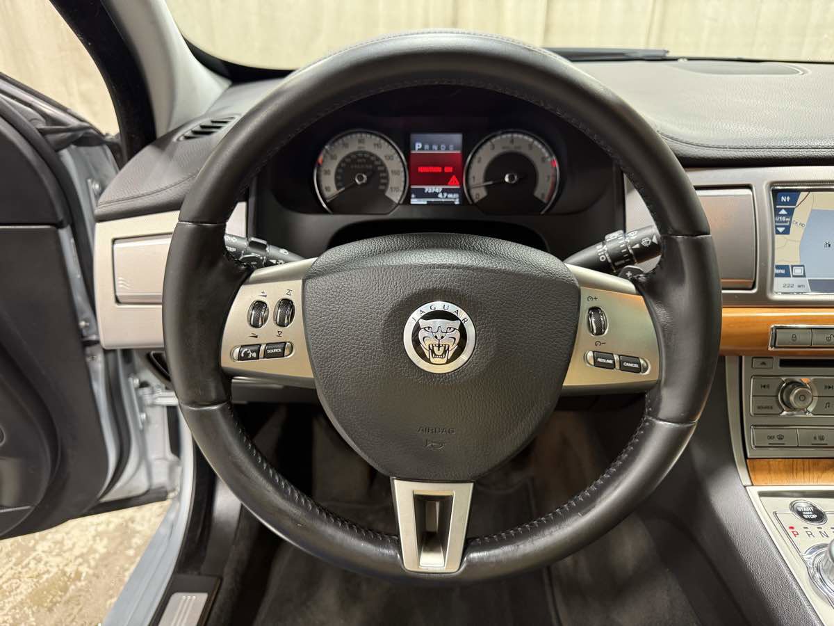 Used 2010 Jaguar XF Luxury image 9