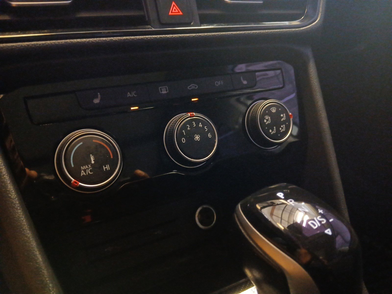 Used 2023 Volkswagen Taos SE w/ Panoramic Sunroof Package image 21