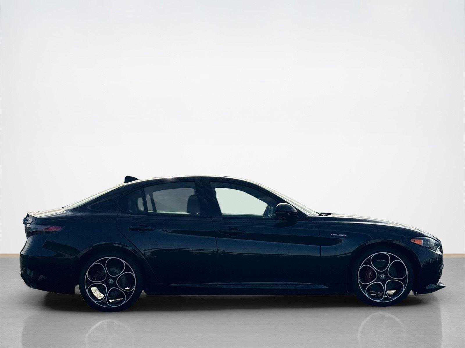 Used 2024 Alfa Romeo Giulia Veloce RWD image 9