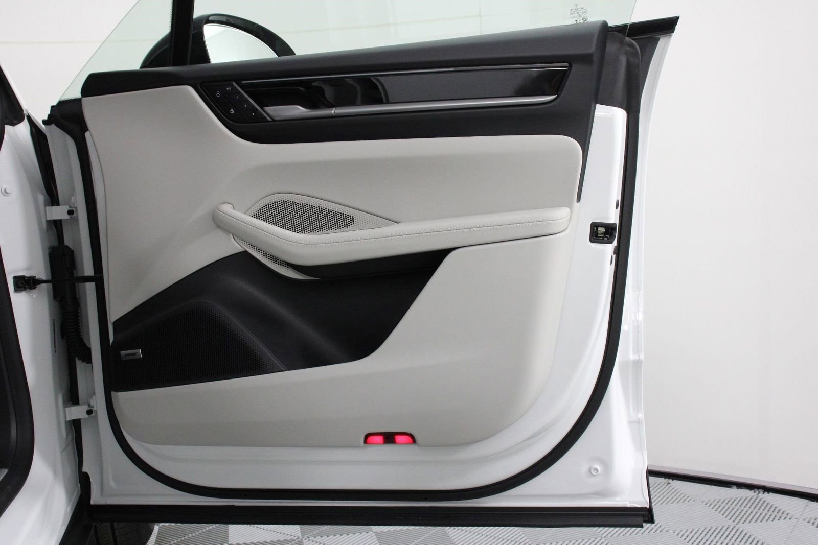 Certified 2025 Porsche Macan Electric image 23