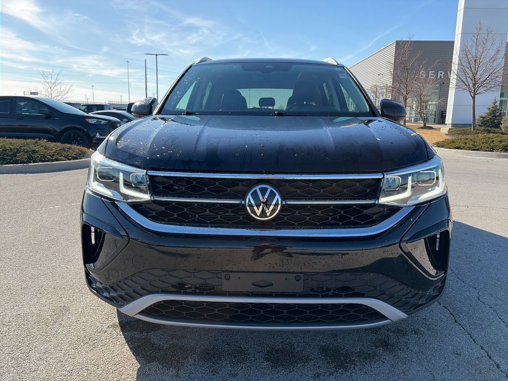 Used 2022 Volkswagen Taos SEL image 2