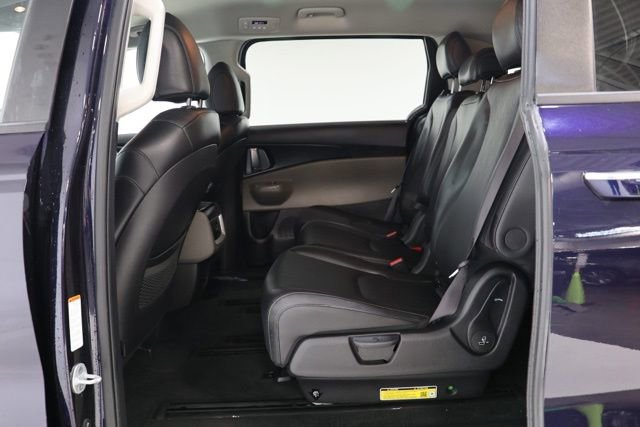 Used 2025 Kia Carnival FWD image 31