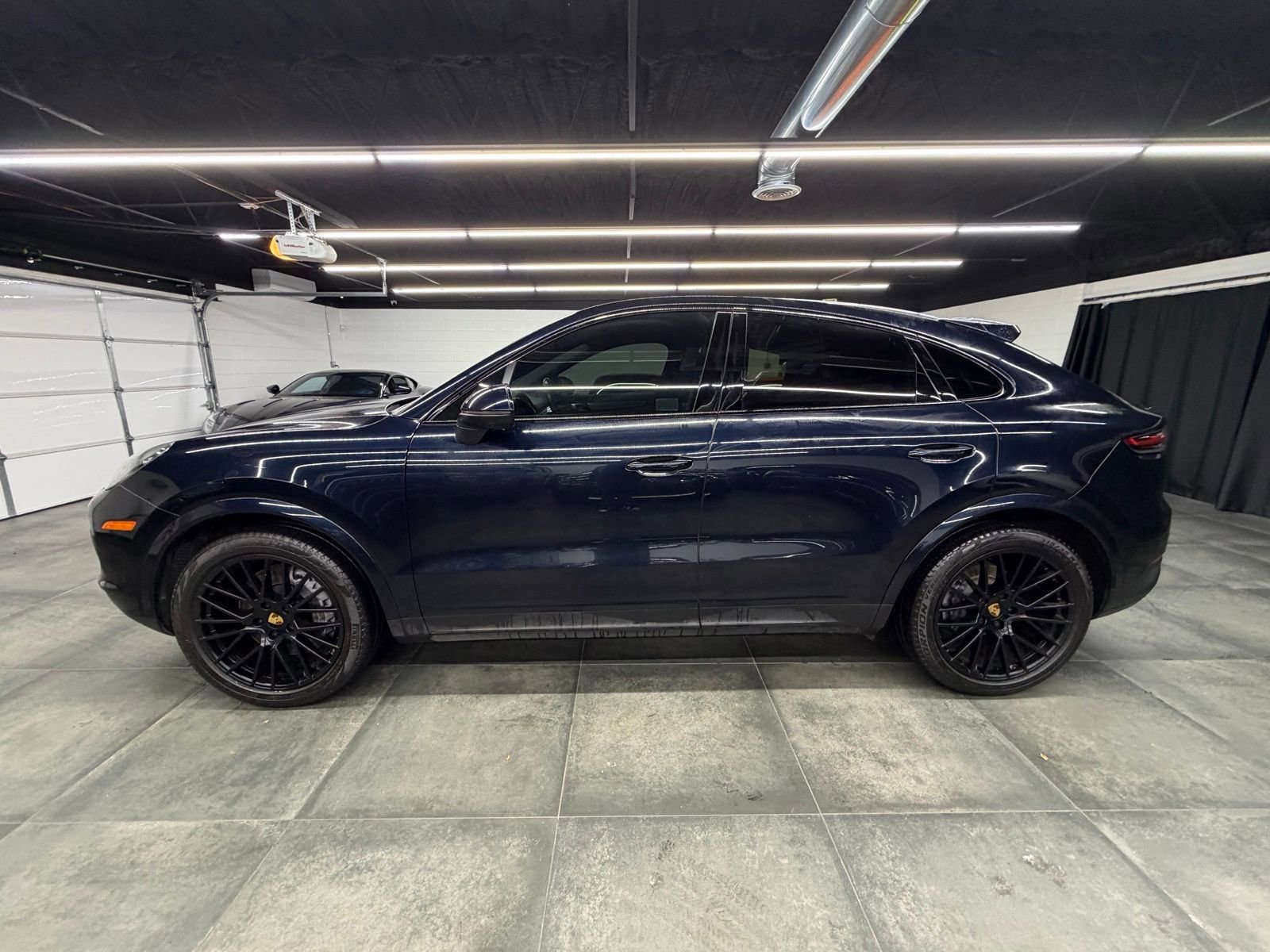 Used 2023 Porsche Cayenne Coupe image 3