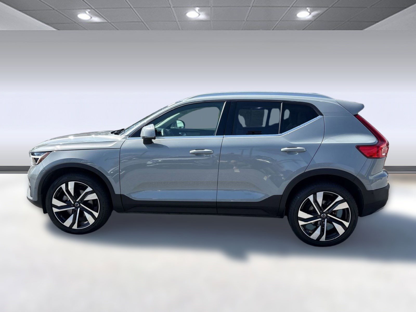 Certified 2024 Volvo XC40 B5 Plus w/ Protection Package Premier image 2