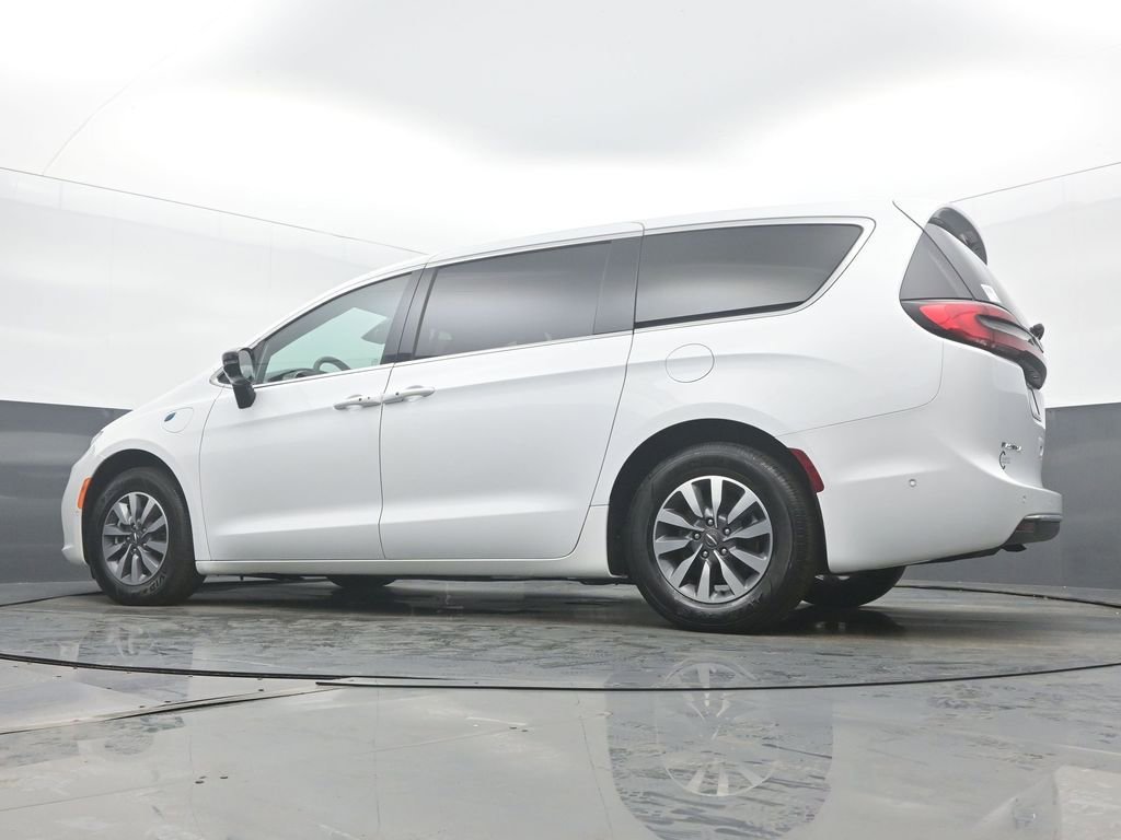 Used 2025 Chrysler Pacifica Select w/ Uconnect Theater Family Group image 48