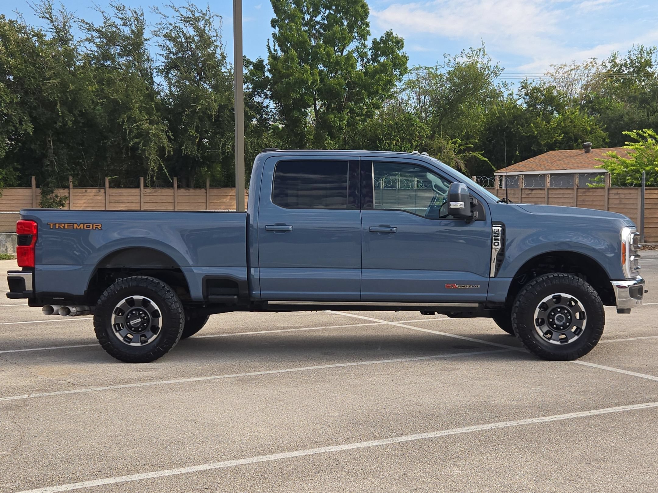 Used 2023 Ford F250 Lariat w/ Lariat Ultimate Package AWD/4WD image 2