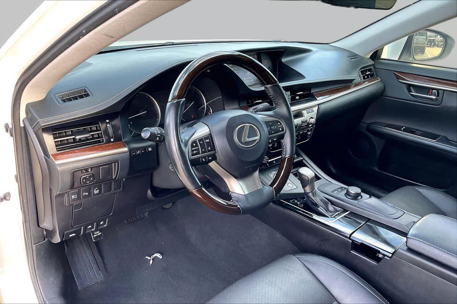 Used 2016 Lexus ES 350 w/ Premium Package w/Wood Trim FWD image 17