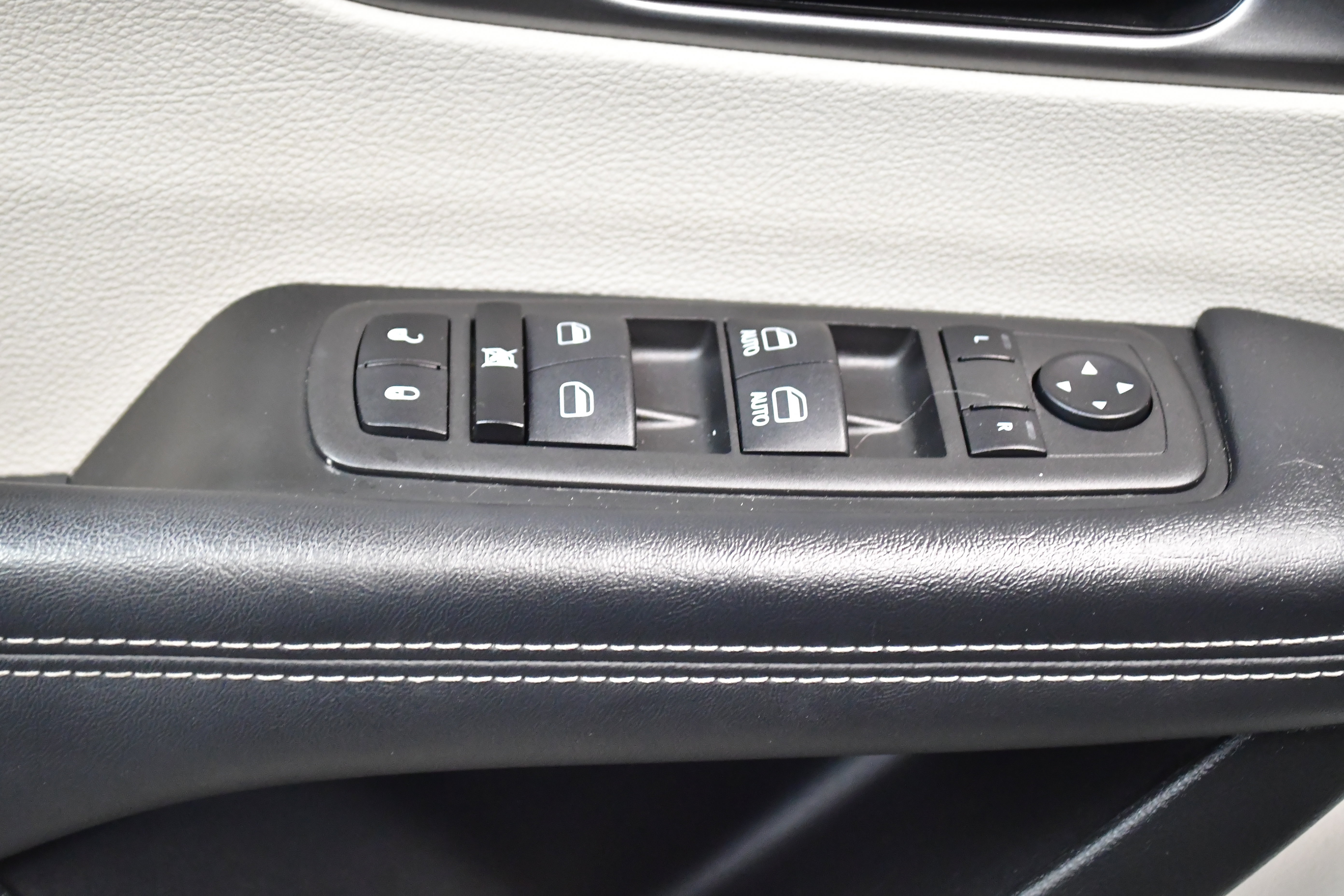 Used 2023 Chrysler Pacifica Touring-L FWD image 19