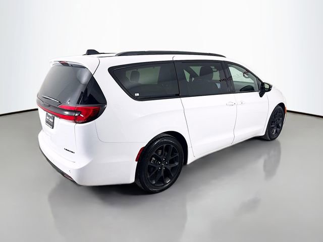 Used 2025 Chrysler Pacifica Limited image 7
