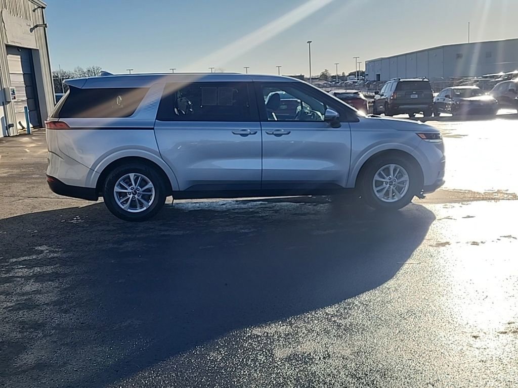 Used 2023 Kia Carnival LX image 8