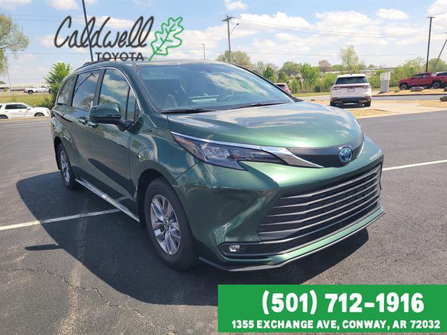 Used 2025 Toyota Sienna XLE w/ XLE Plus Package image 3