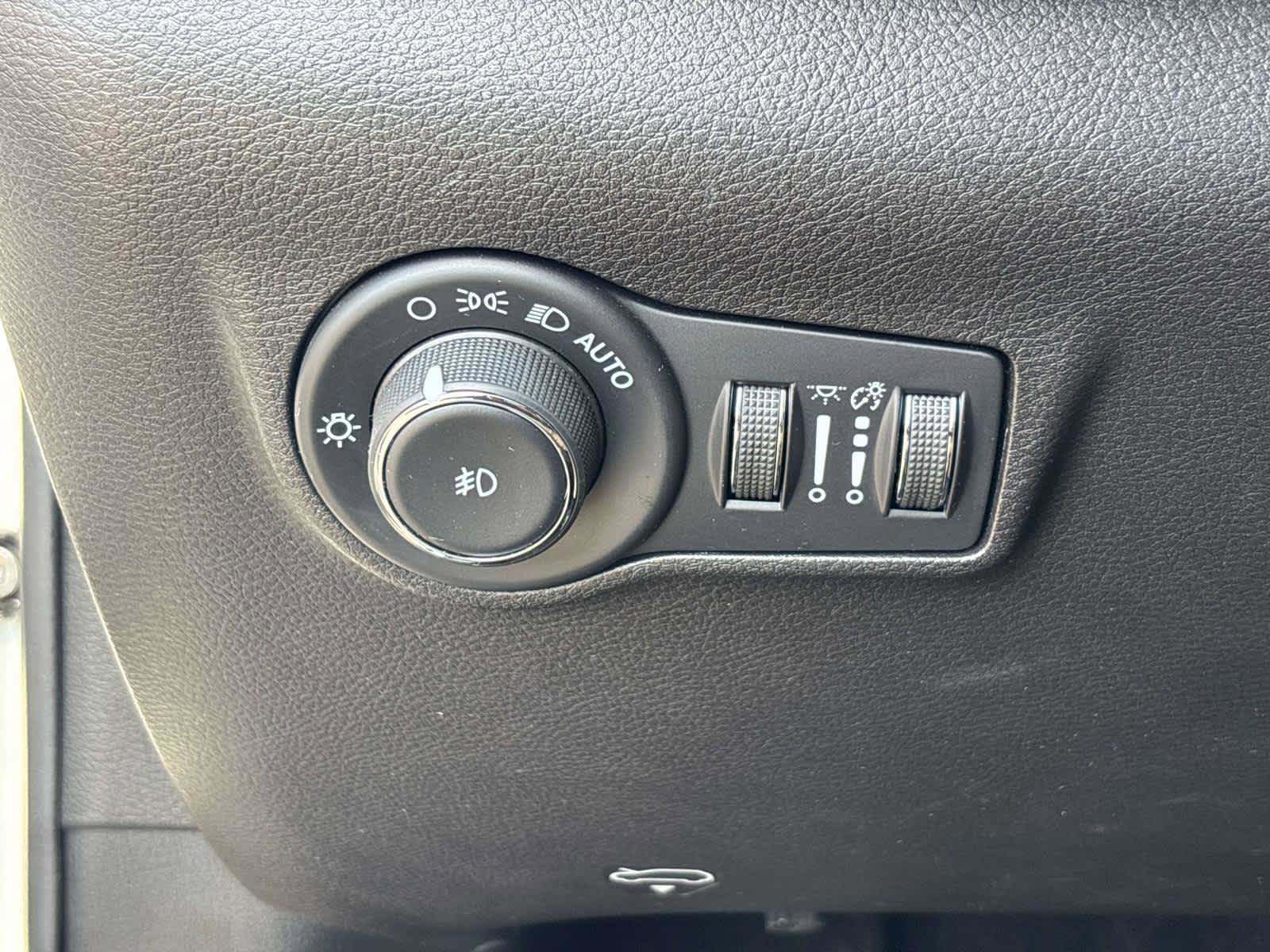 Used 2025 Jeep Compass Limited image 30