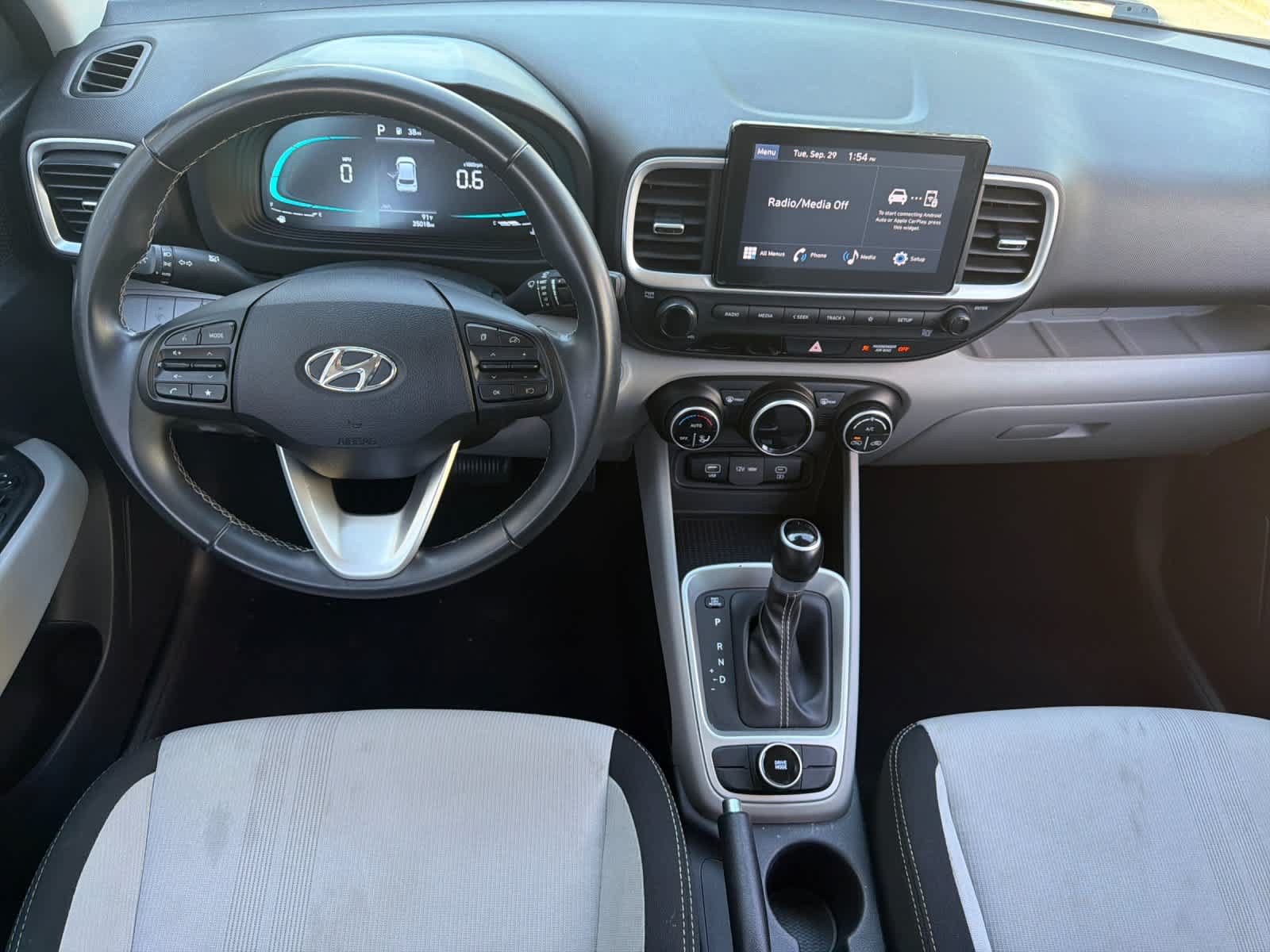 Used 2025 Hyundai Venue SEL FWD image 14