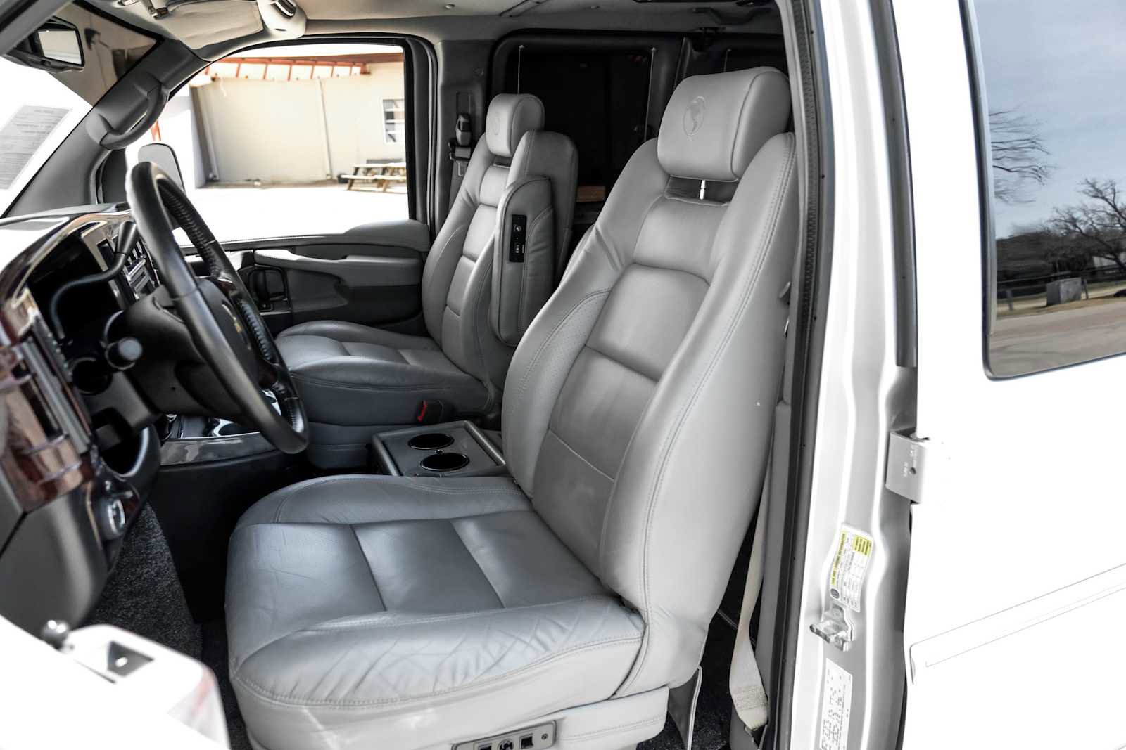 Used 2011 Chevrolet Express 1500 image 31