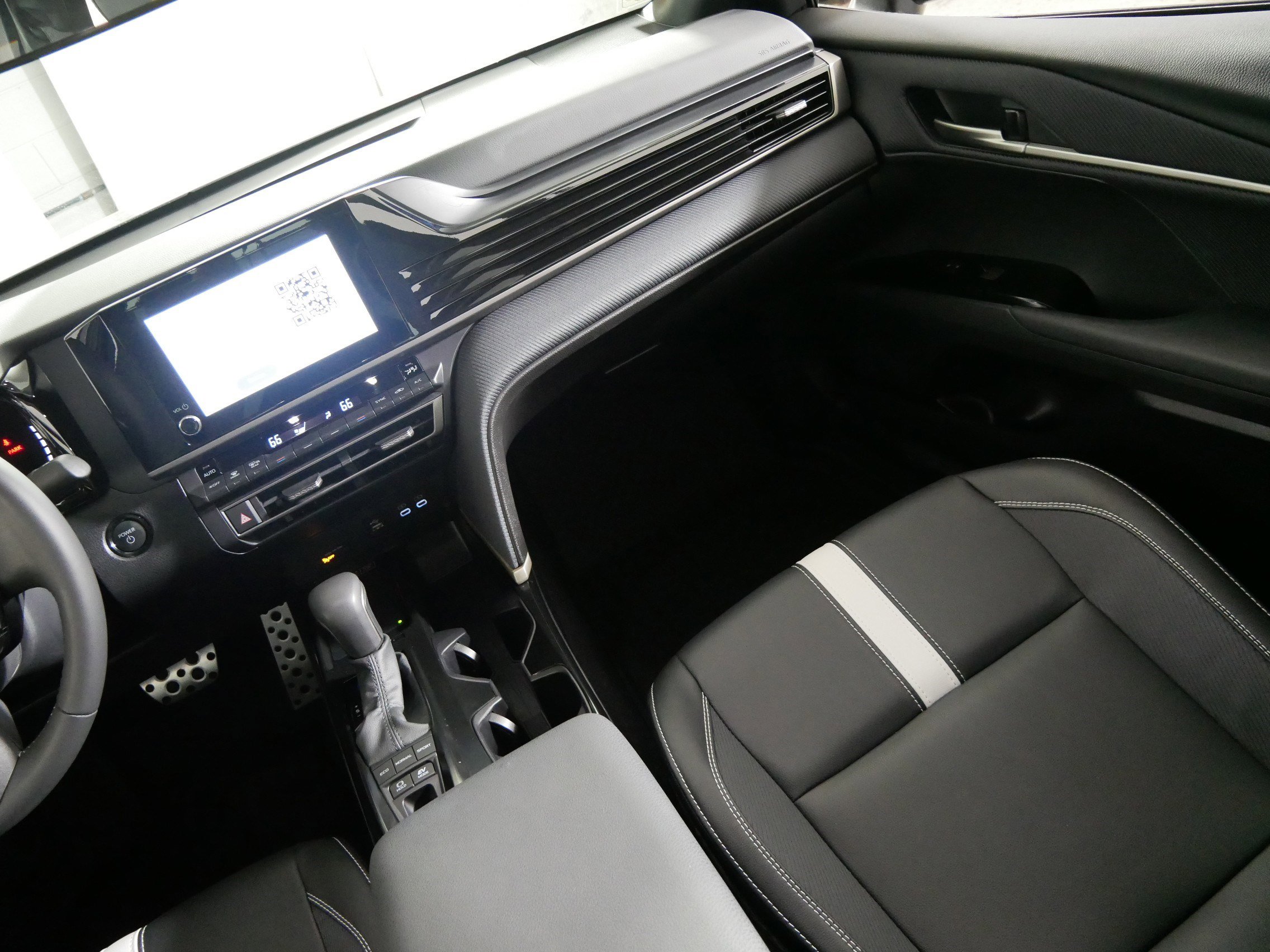 Used 2025 Toyota Camry SE FWD image 11