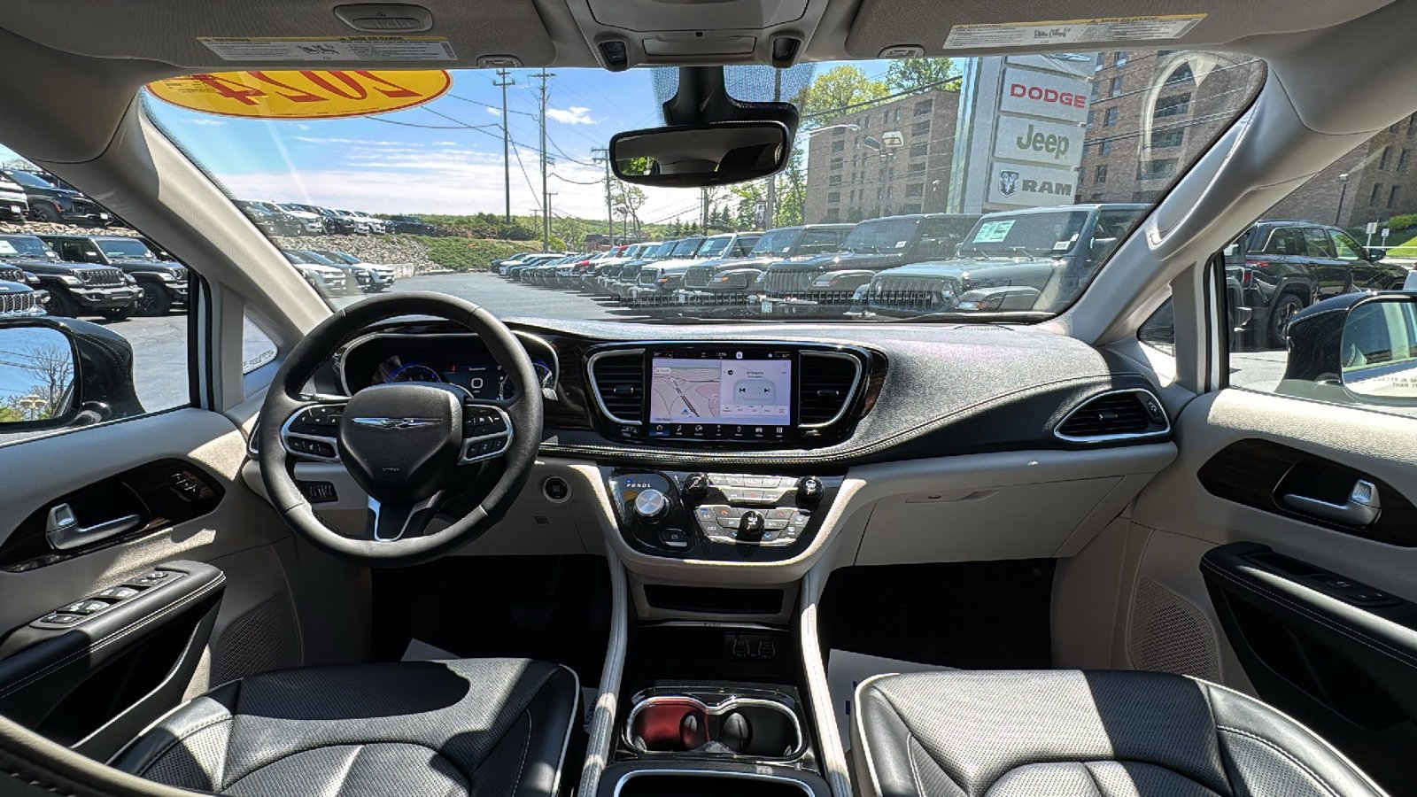 Certified 2024 Chrysler Pacifica Limited FWD image 23