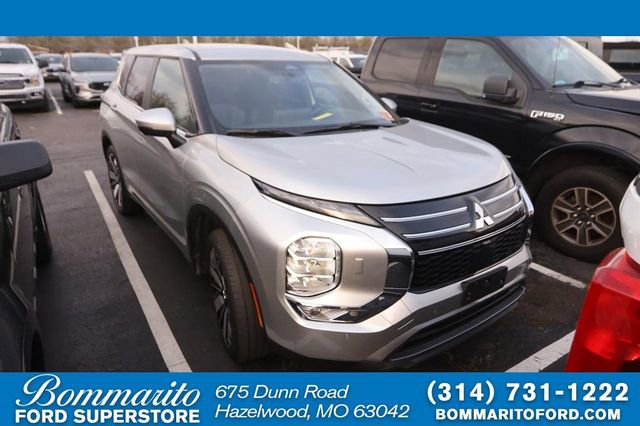 Used 2025 Mitsubishi Outlander SE image 1