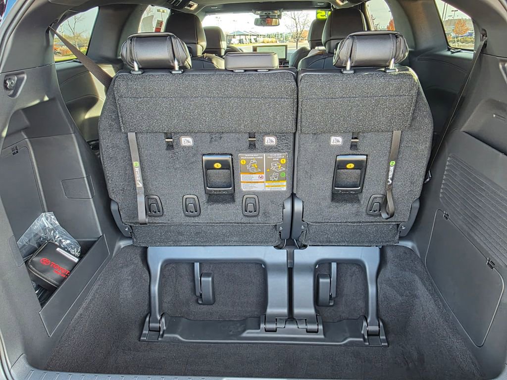 Used 2025 Toyota Sienna Platinum image 23