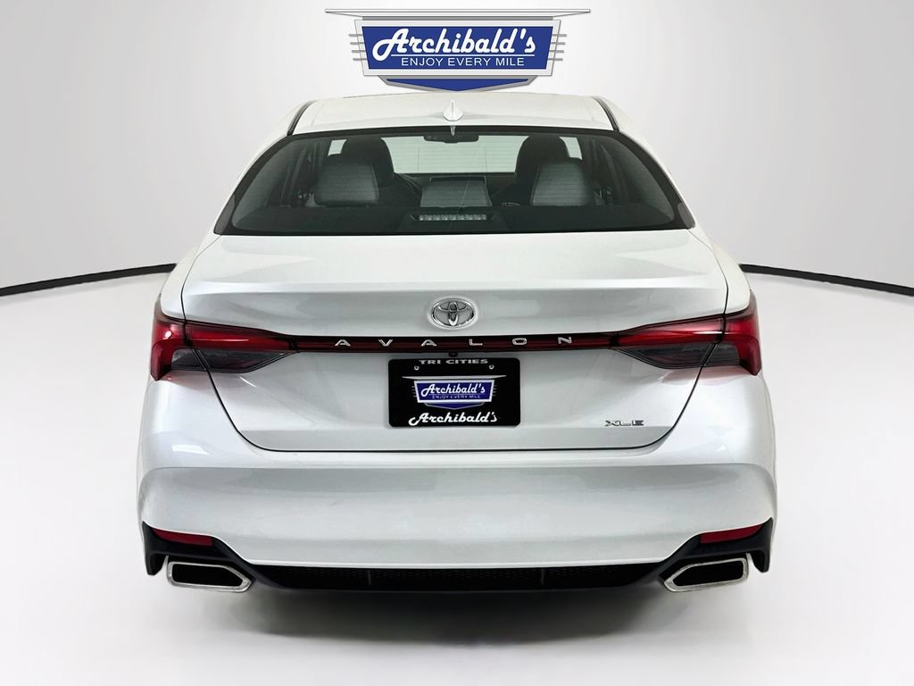 Used 2022 Toyota Avalon XLE w/ Moonroof Package FWD image 7