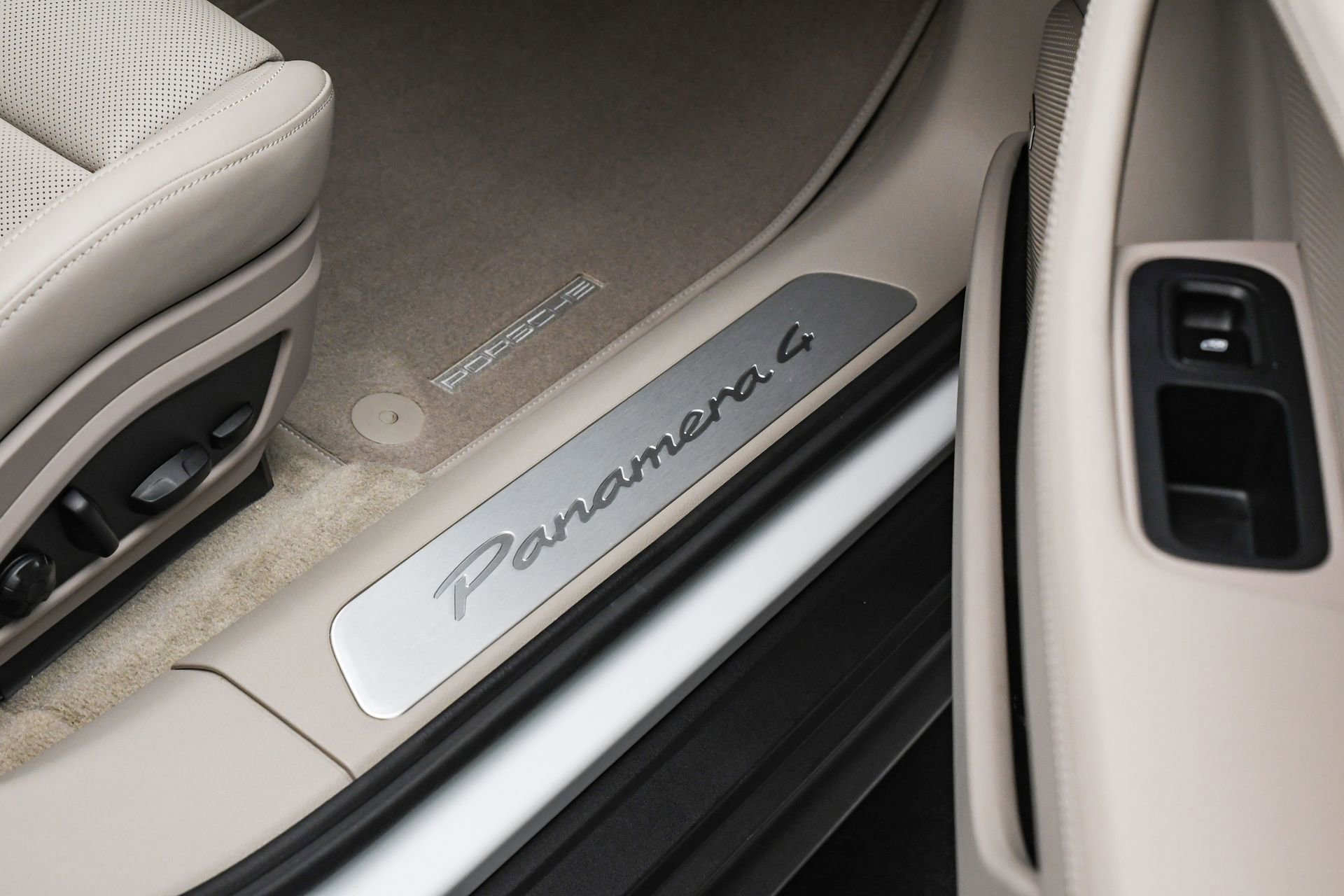 Certified 2025 Porsche Panamera 4 image 47