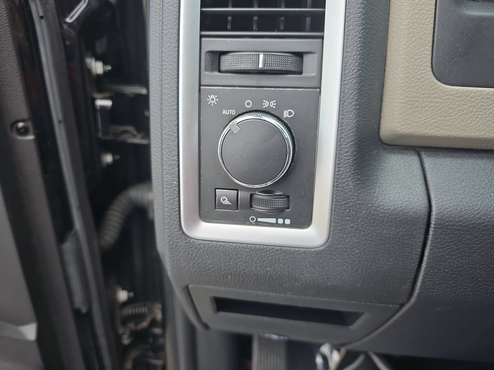 Used 2012 RAM 1500 Classic SLT AWD/4WD image 24
