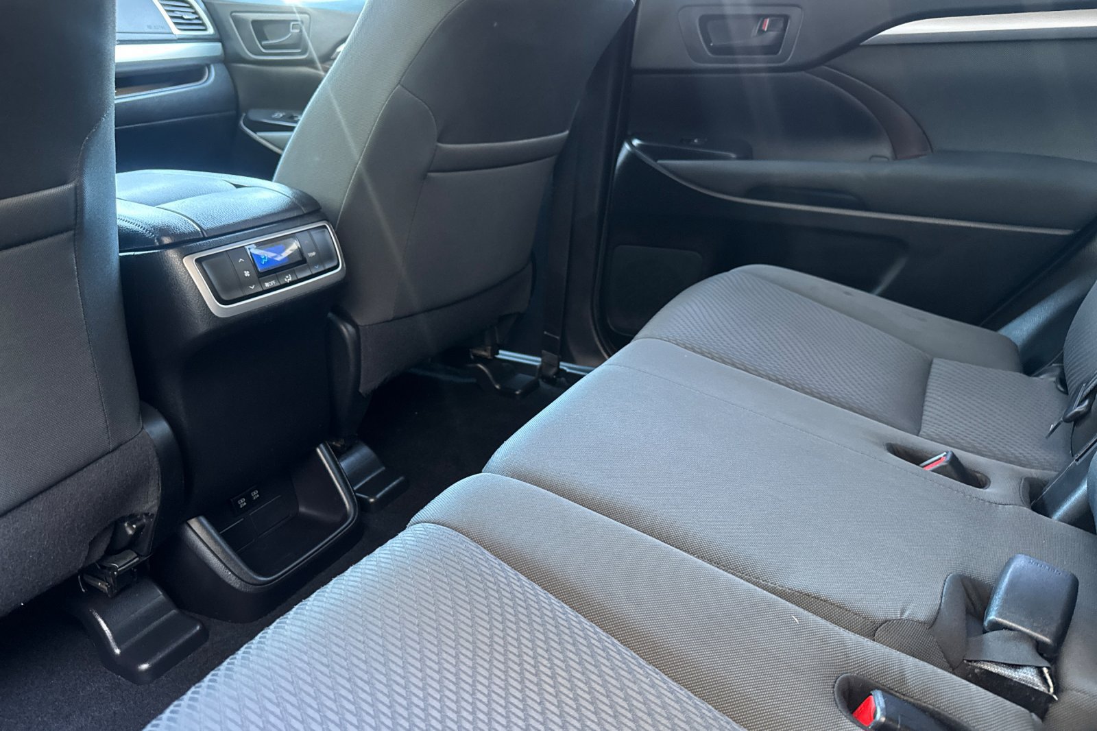 Used 2019 Toyota Highlander LE FWD image 12