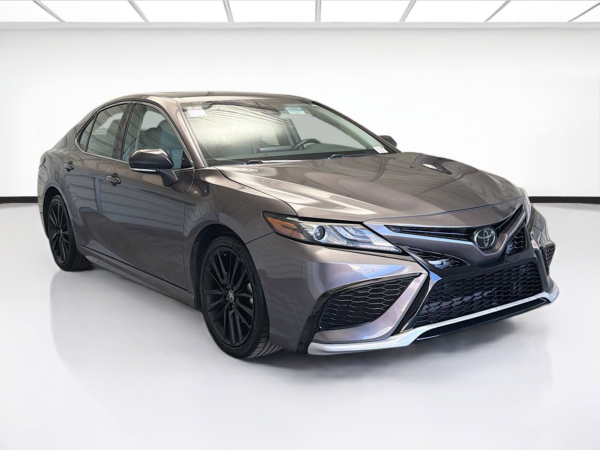 Used 2023 Toyota Camry XSE image 3