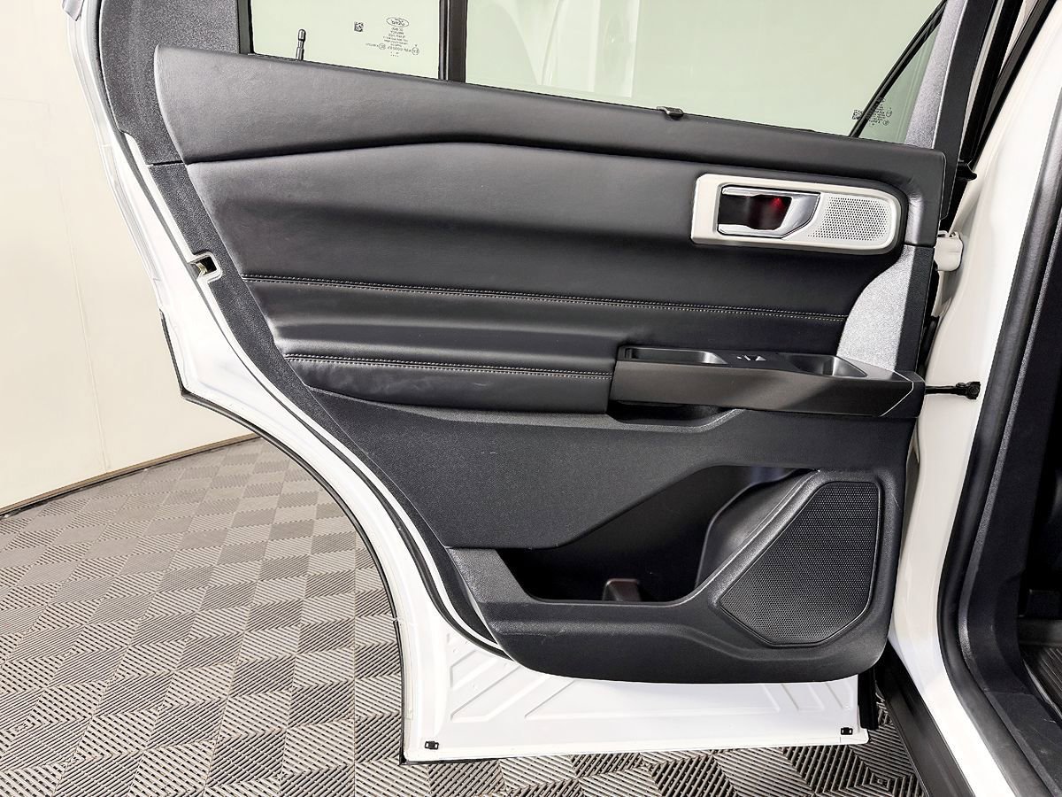 Used 2020 Ford Explorer Platinum w/ Premium Technology Package AWD/4WD image 41