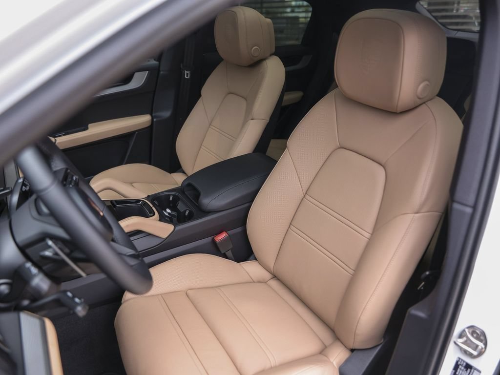 Certified 2026 Porsche Cayenne Coupe AWD/4WD image 5