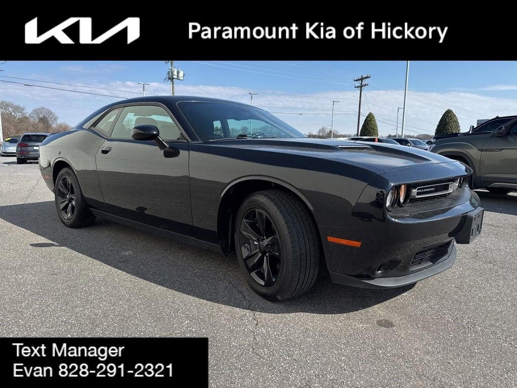 Used 2023 Dodge Challenger SXT image 3