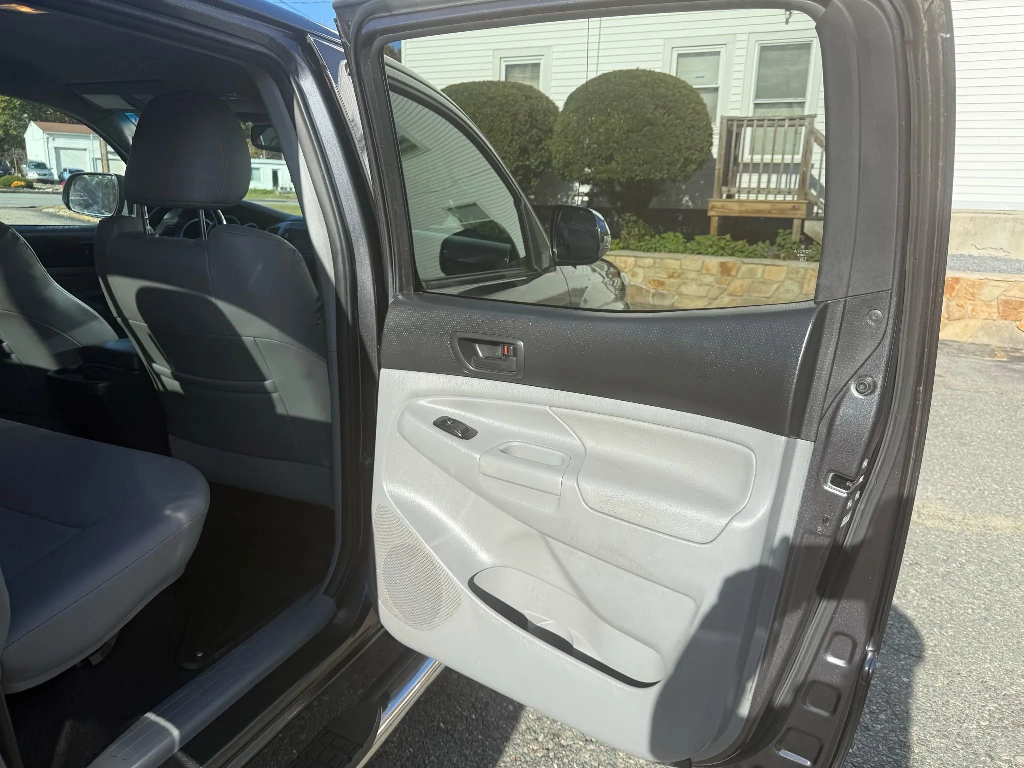 Used 2014 Toyota Tacoma 4x4 Double Cab w/ Limited Package image 17