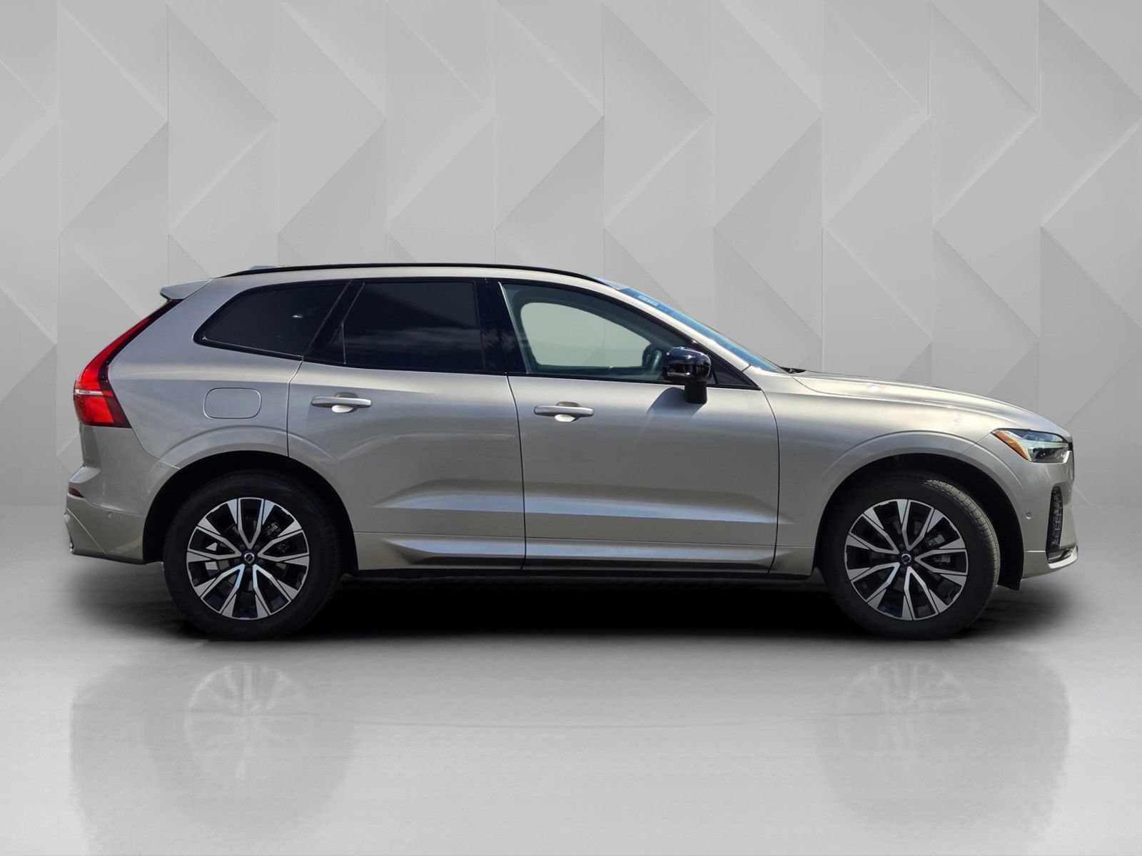 Certified 2025 Volvo XC60 B5 Plus AWD/4WD image 11